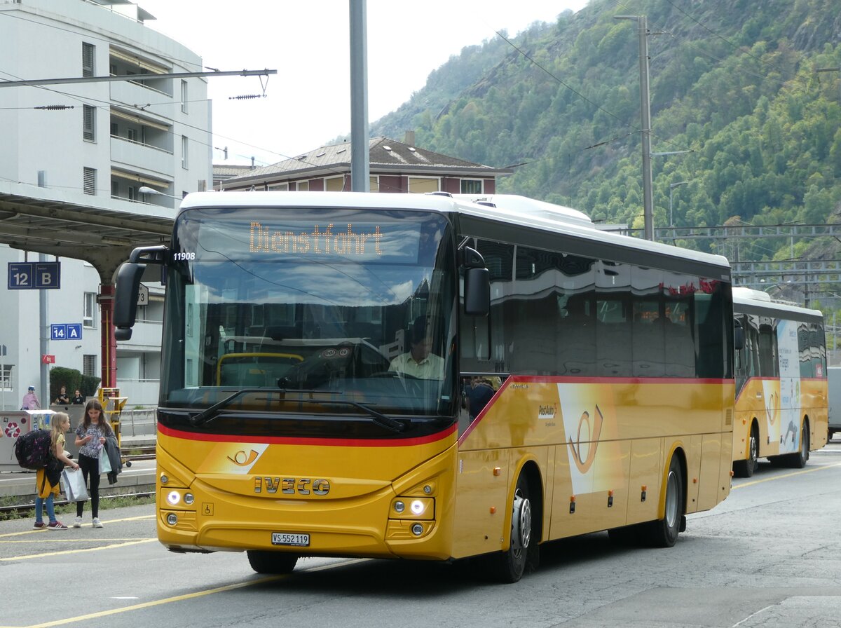 (249'685) - PostAuto Wallis - VS 552'119/PID 11'908 - Iveco am 5. Mai 2023 beim Bahnhof Brig