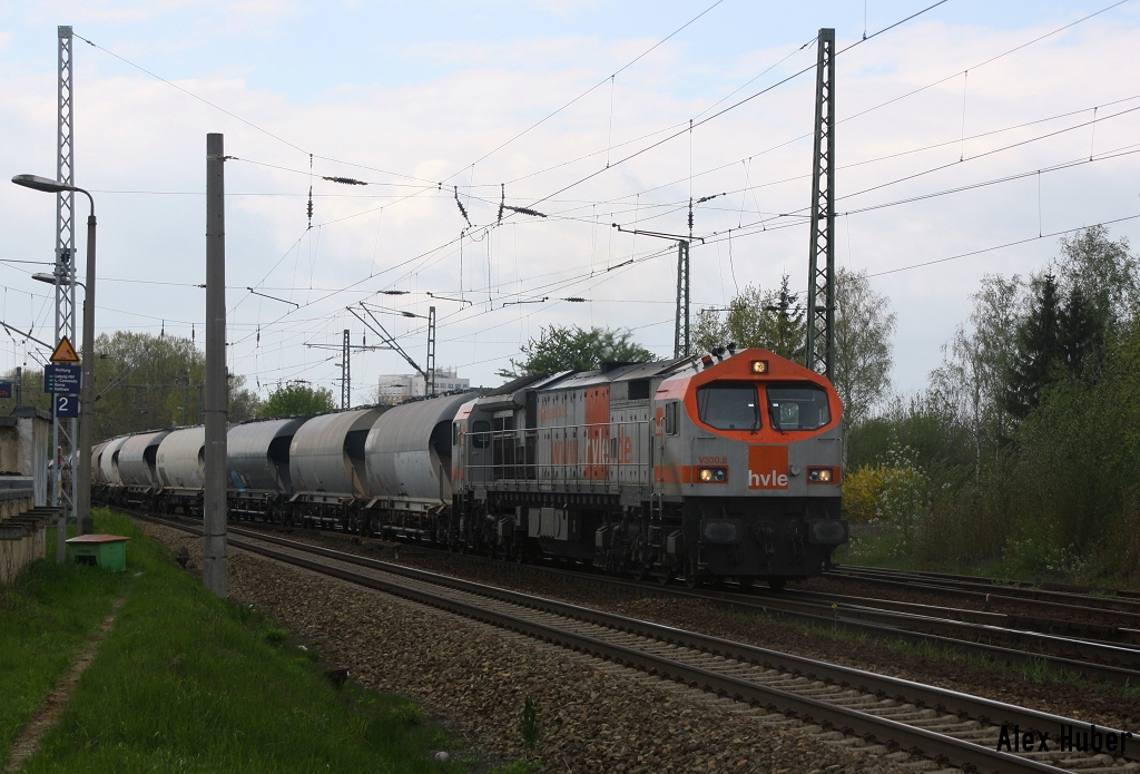 250 009 der HVLE mit Staubwagen am 17.04.14 in Leipzig-Thekla ri Heiterblick