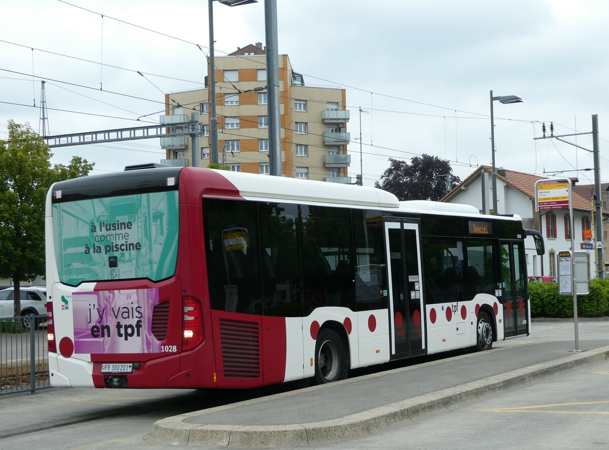 (250'292) - TPF Fribourg - Nr. 1028/FR 300'201 - Mercedes am 20. Mai 2023 beim Bahnhof Ddingen