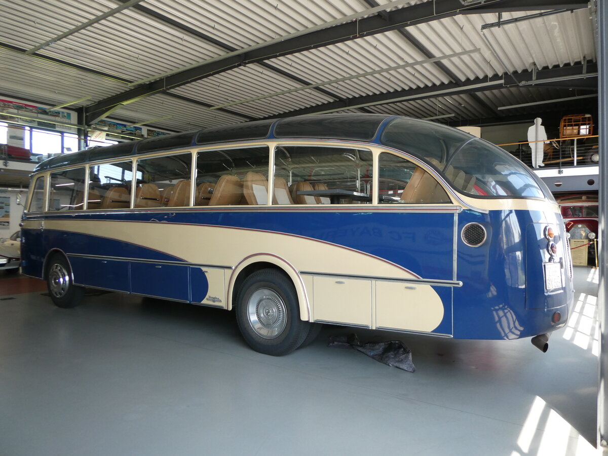 (250'948) - Auw�rter, Pilsting - DGF-BY 56H - Neoplan am 4. Juni 2023 in Pilsting, Auw�rter Automobil-Park