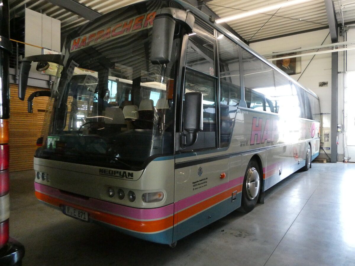 (250'983) - Happacher, Neutraubling (Auw�rter) - R-E 871 - Neoplan am 4. Juni 2023 in Pilsting, Auw�rter Automobil-Park