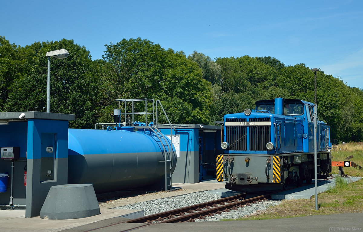 251 901-5 an der Putbusser Tankstelle am 22.07.2016