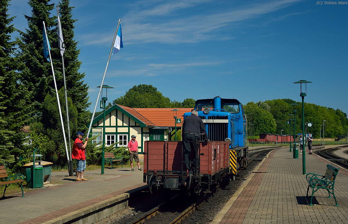 251 901-5 mit dem Göhrener Kohlewagen am 22.07.2016 in Putbus