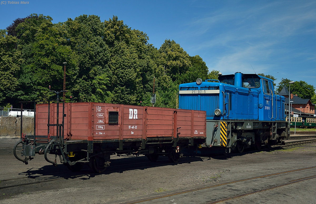 251 901-5 mit dem Göhrener Kohlewagen im BW Putbus am 22.07.2016