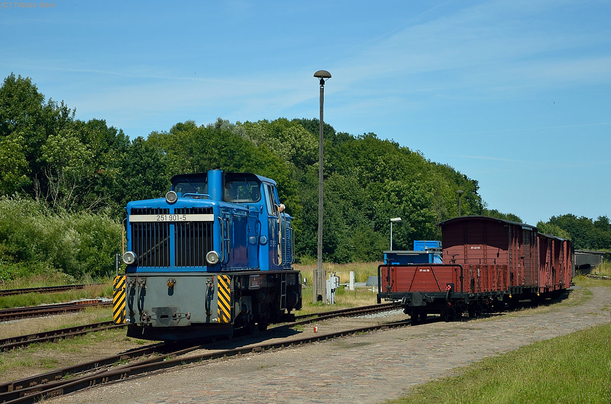 251 901-5 rangiert nach der Ankunft mit P 107 zur Putbusser Tankstelle am 22.07.2016