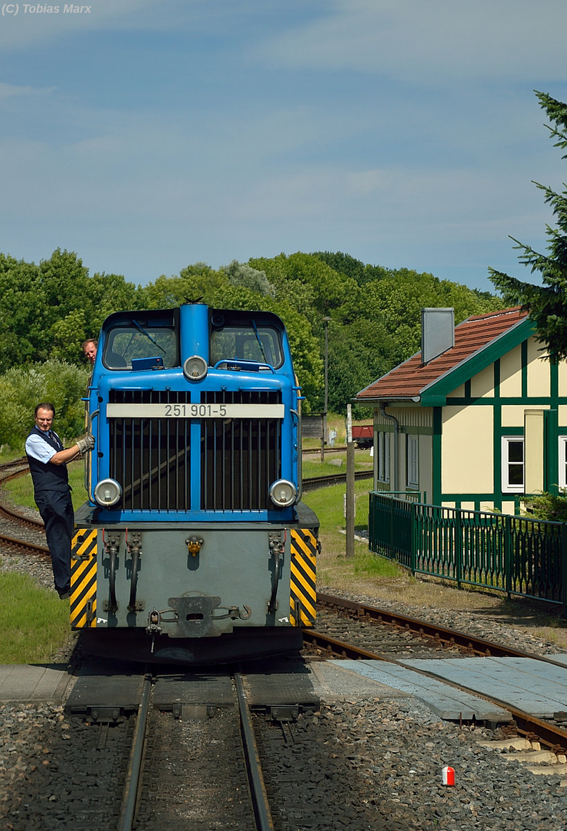 251 901-5 setzt in Putbus an den P 104 am 23.07.2016