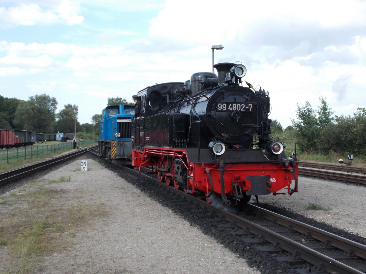 251 901 und 99 4802 an der Ausfahrt in Putbus am 11.August 2014.