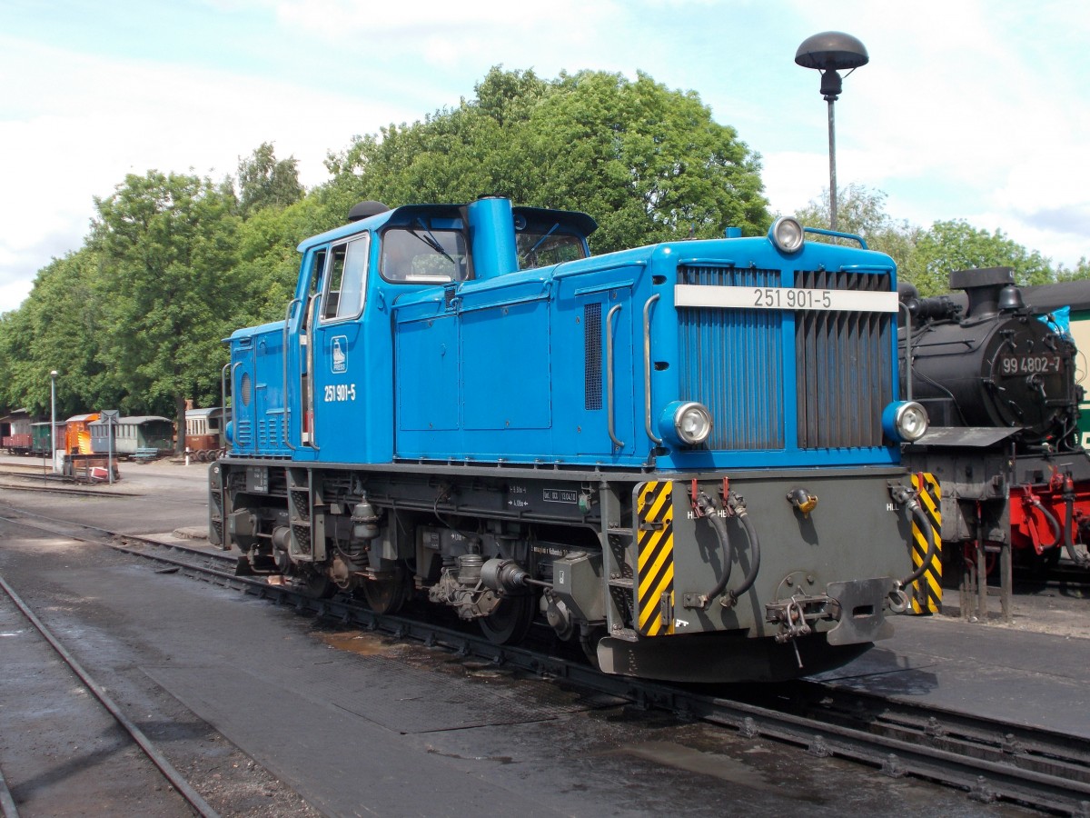 251 901 hat eigentlich ihren eignen Abstellplatz.Am 08.Juni 2015 stand sie vor dem Putbuser Lokschuppen.