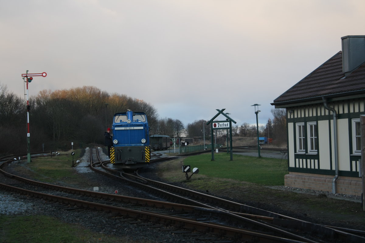 251 901 der R�BB f�hrt an den Personenzug von 99 4801 ran im Bahnhof Putbus am 27.12.19