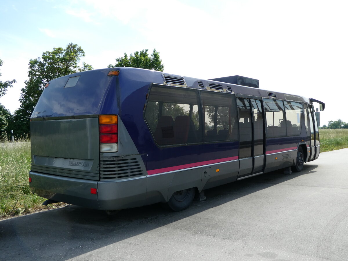 (251'033) - Auw�rter, Pilsting - Neoplan am 4. Juni 2023 in Pilsting, Auw�rter Automobil-Park
