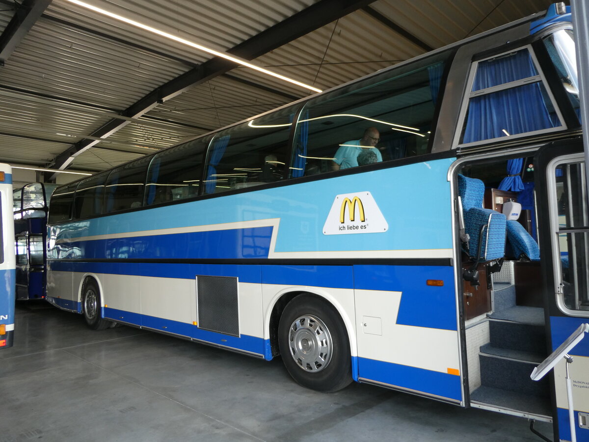 (251'040) - McDonald's, M�nchen (Auw�rter) - Neoplan am 4. Juni 2023 in Pilsting, Auw�rter Automobil-Park (Teilaufnahme)