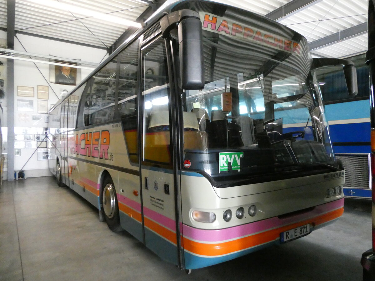 (251'043) - Happacher, Neutraubling (Auw�rter) - R-E 871 - Neoplan am 4. Juni 2023 in Pilsting, Auw�rter Automobil-Park