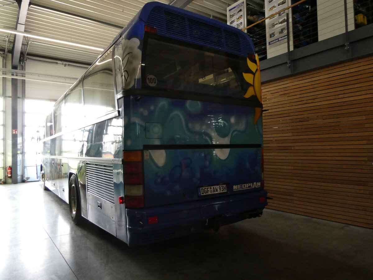 (251'046) - Heggli, Kriens (Auw�rter) - Nr. 32/DGF-AW 93H - Neoplan am 4. Juni 2023 in Pilsting, Auw�rter Automobil-Park