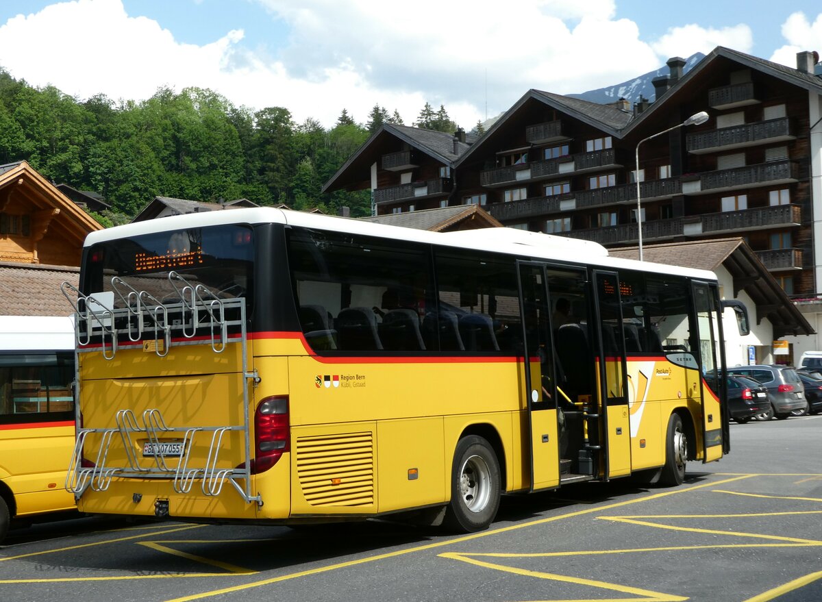 (251'148) - K�bli, Gstaad - Nr. 6/BE 107'055/PID 4534 - Setra am 6. Juni 2023 beim Bahnhof Gstaad
