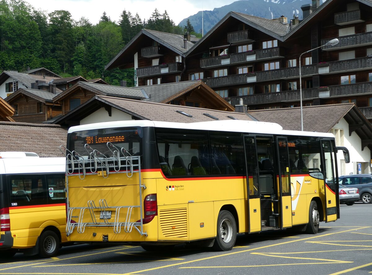(251'152) - K�bli, Gstaad - Nr. 3/BE 330'862/PID 4535 - Setra am 6. Juni 2023 beim Bahnhof Gstaad