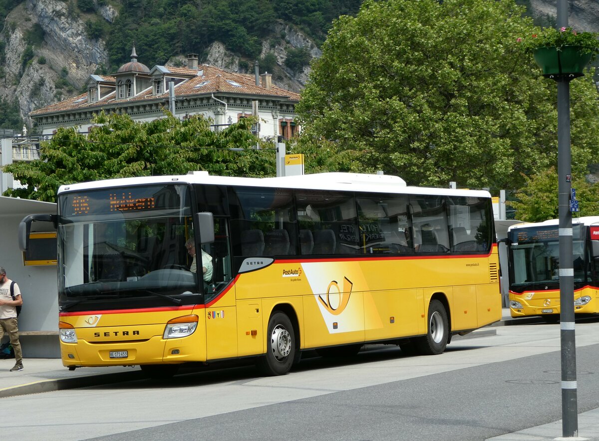 (251'176) - PostAuto Bern - Nr. 73/BE 171'453/PID 5624 - Setra (ex AVG Meiringen Nr. 73) am 8. Juni 2023 beim Bahnhof Interlaken West