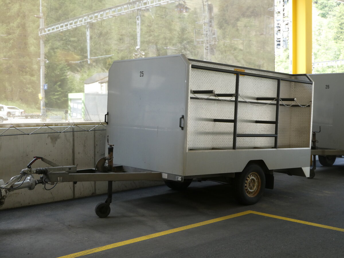 (252'089) - Jaggi, Kippel - Nr. 25/VS 8697 - Car-Tech Gep�ckanh�nger am 26. Juni 2023 beim Bahnhof Goppenstein
