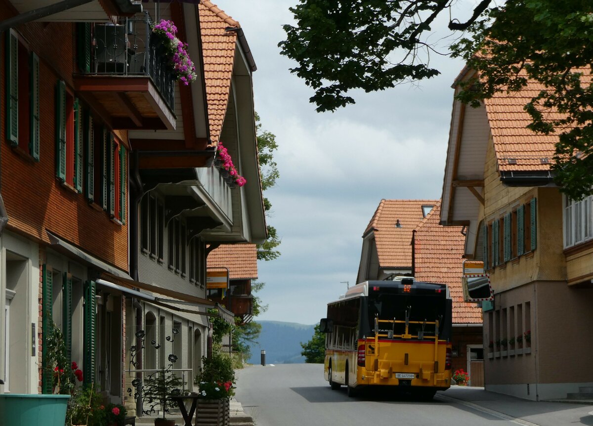 (252'136) - Engeloch, Riggisberg - Nr. 10/BE 447'210/PID 5577 - Mercedes am 27. Juni 2023 in Guggisberg, Post