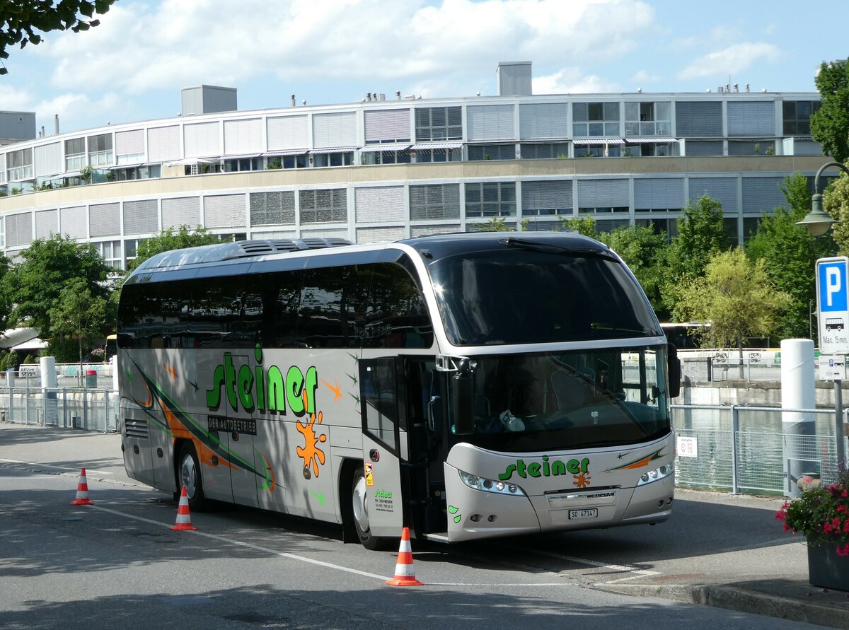 (252'383) - Steiner, Messen - SO 47'147 - Neoplan am 6. Juli 2023 bei der Schiffl�ndte Thun