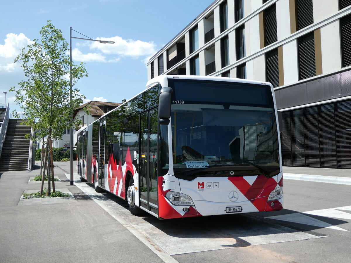 (252'437) - CarPostal Ouest - JU 35'970/PID 11'738 - Mercedes am 7. Juli 2023 beim Bahnhof Del�mont