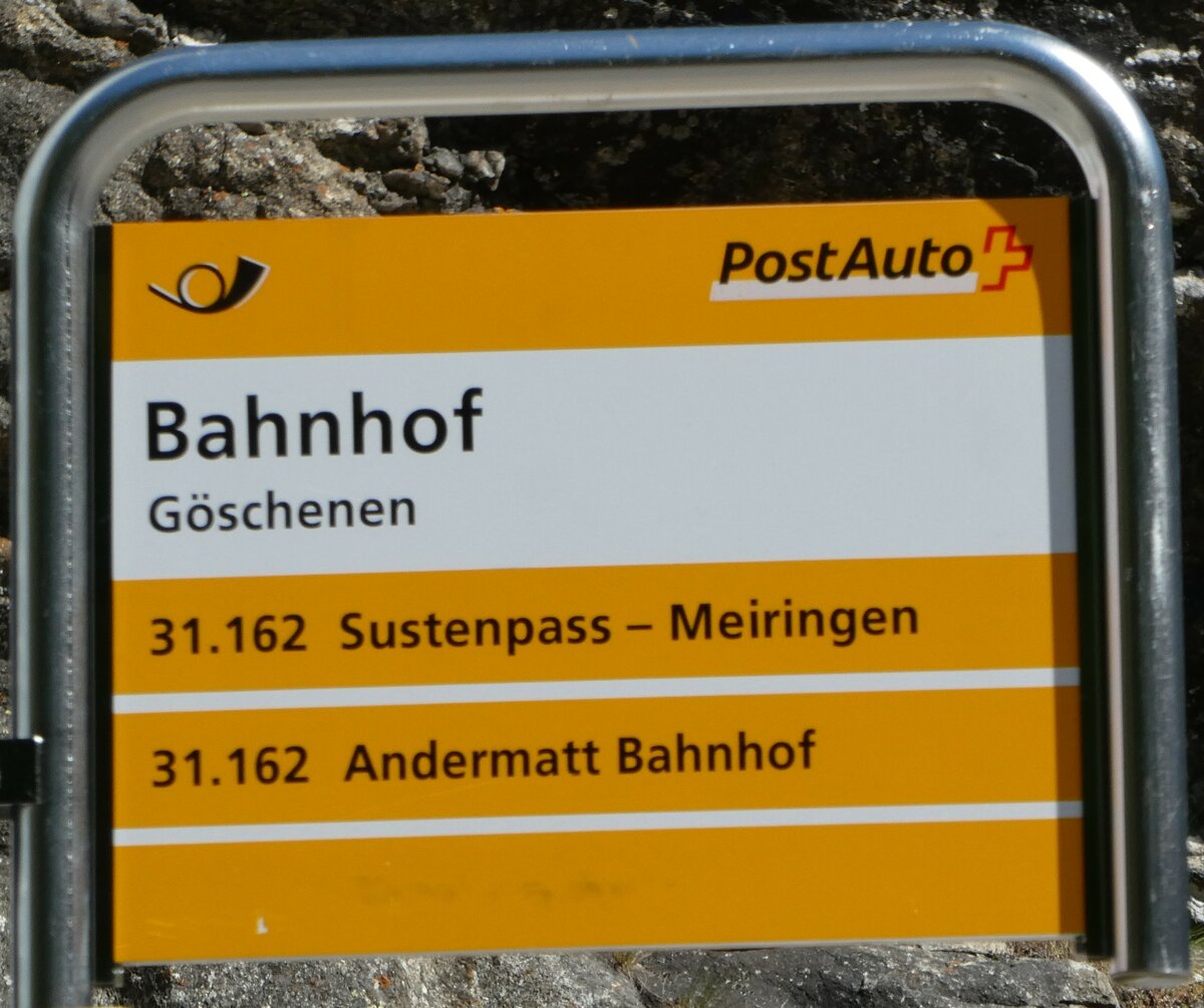 (252'542) - PostAuto-Haltestellenschild - G�schenen, Bahnhof - am 9. Juli 2023