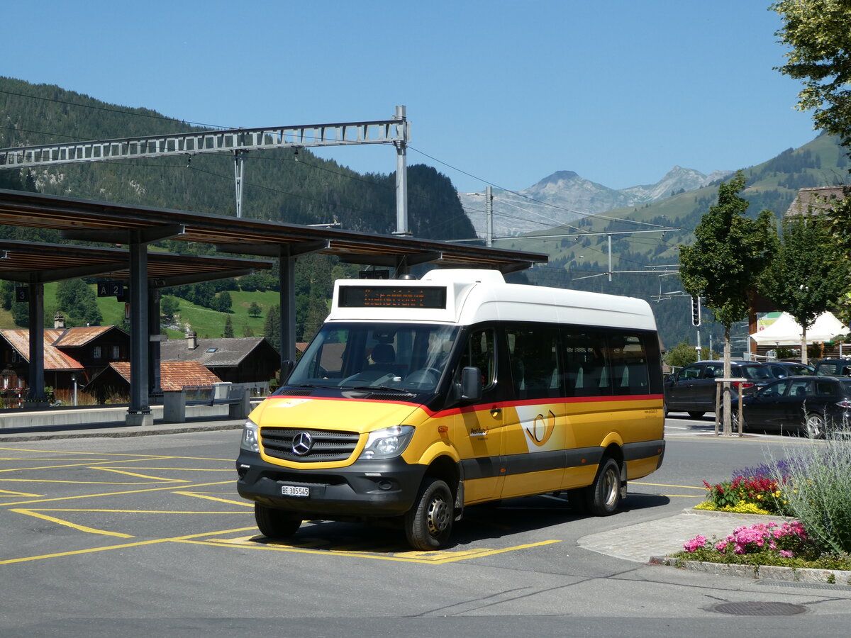 (252'607) - K�bli, Gstaad - BE 305'545/PID 10'890 - Mercedes am 11. Juli 2023 beim Bahnhof Gstaad