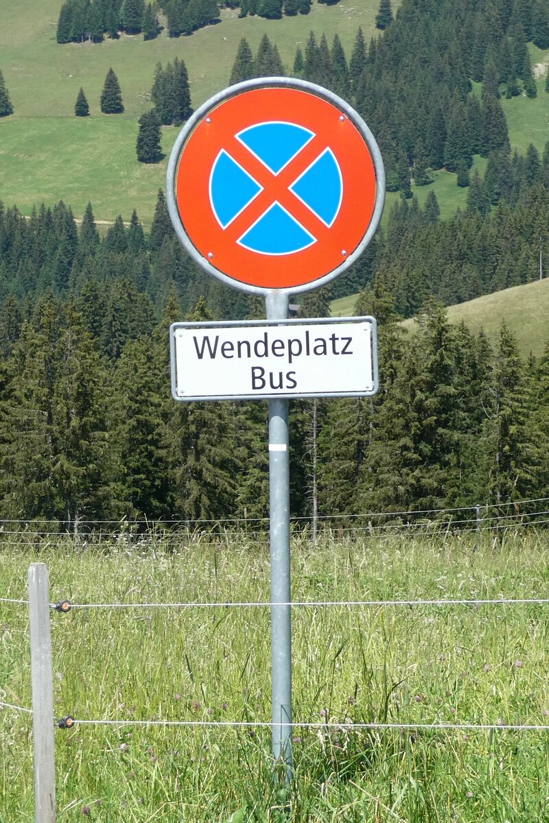 (252'639) - Wendeplatz Bus am 11. Juli 2023 in Lenk, B�hlberg