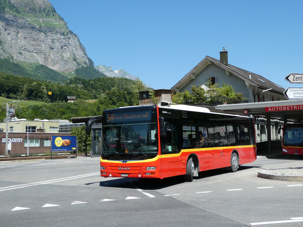 (252'708) - AS Engi - Nr. 10/GL 7710 - MAN am 15. Juli 2023 beim Bahnhof Schwanden