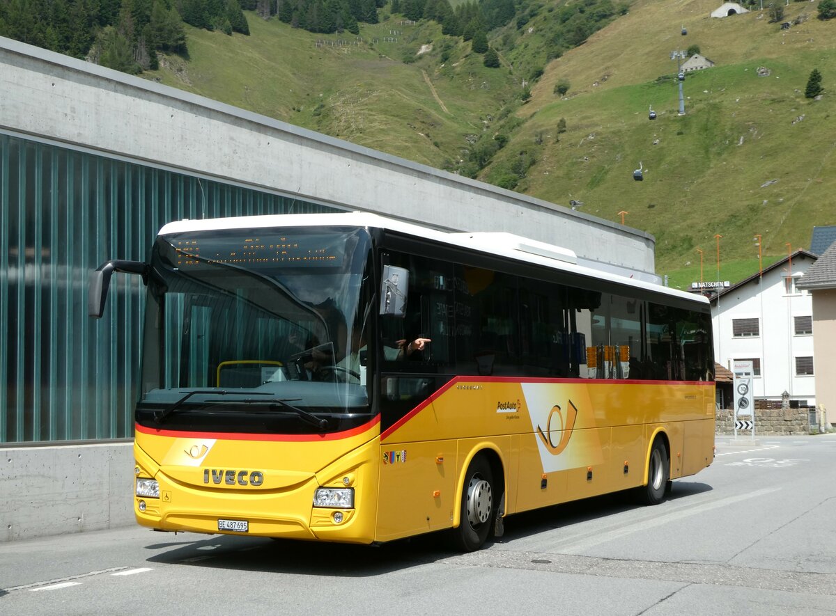 (252'909) - PostAuto Bern - BE 487'695/PID 10'952 - Iveco am 23. Juli 2023 beim Bahnhof Andermatt