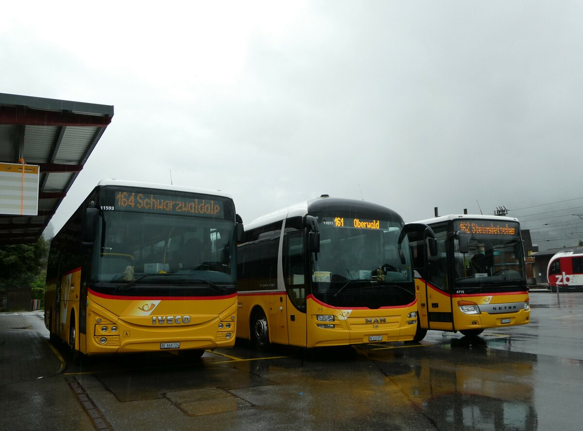 (252'972) - Fl�ck, Brienz - Nr. 24/BE 868'724/PID 11'593 - Iveco am 25. Juli 2023 in Meiringen, Postautostation