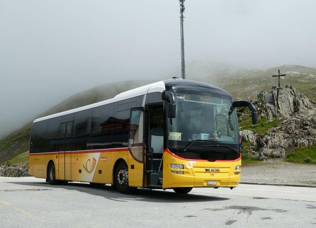 (253'008) - PostAuto Bern - Nr. 71/BE 412'071/PID 11'071 - MAN am 25. Juli 2023 in Nufenen, Passh�he