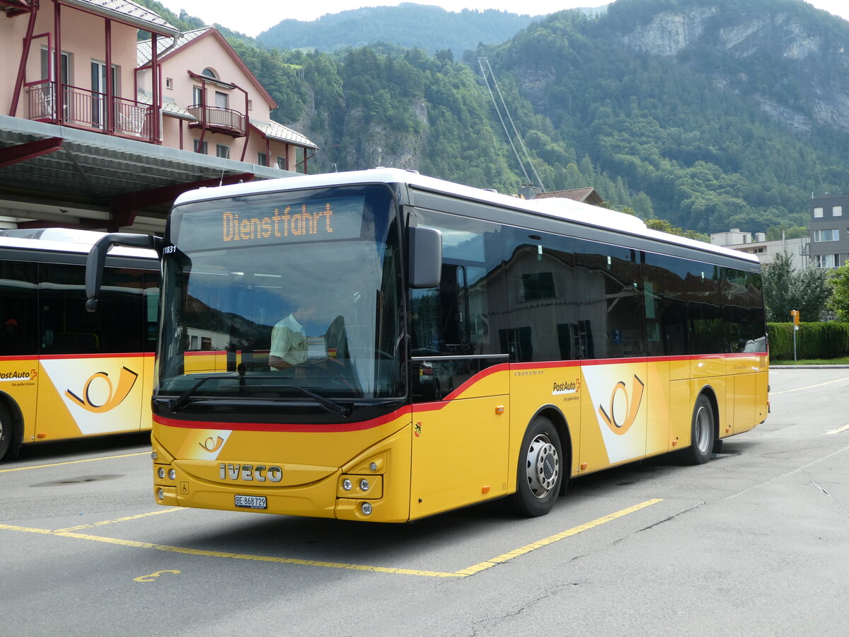 (253'111) - Fl�ck, Brienz - Nr. 29/BE 868'729/PID 11'831 - Iveco am 29. Juli 2023 in Meiringen, Postautostation