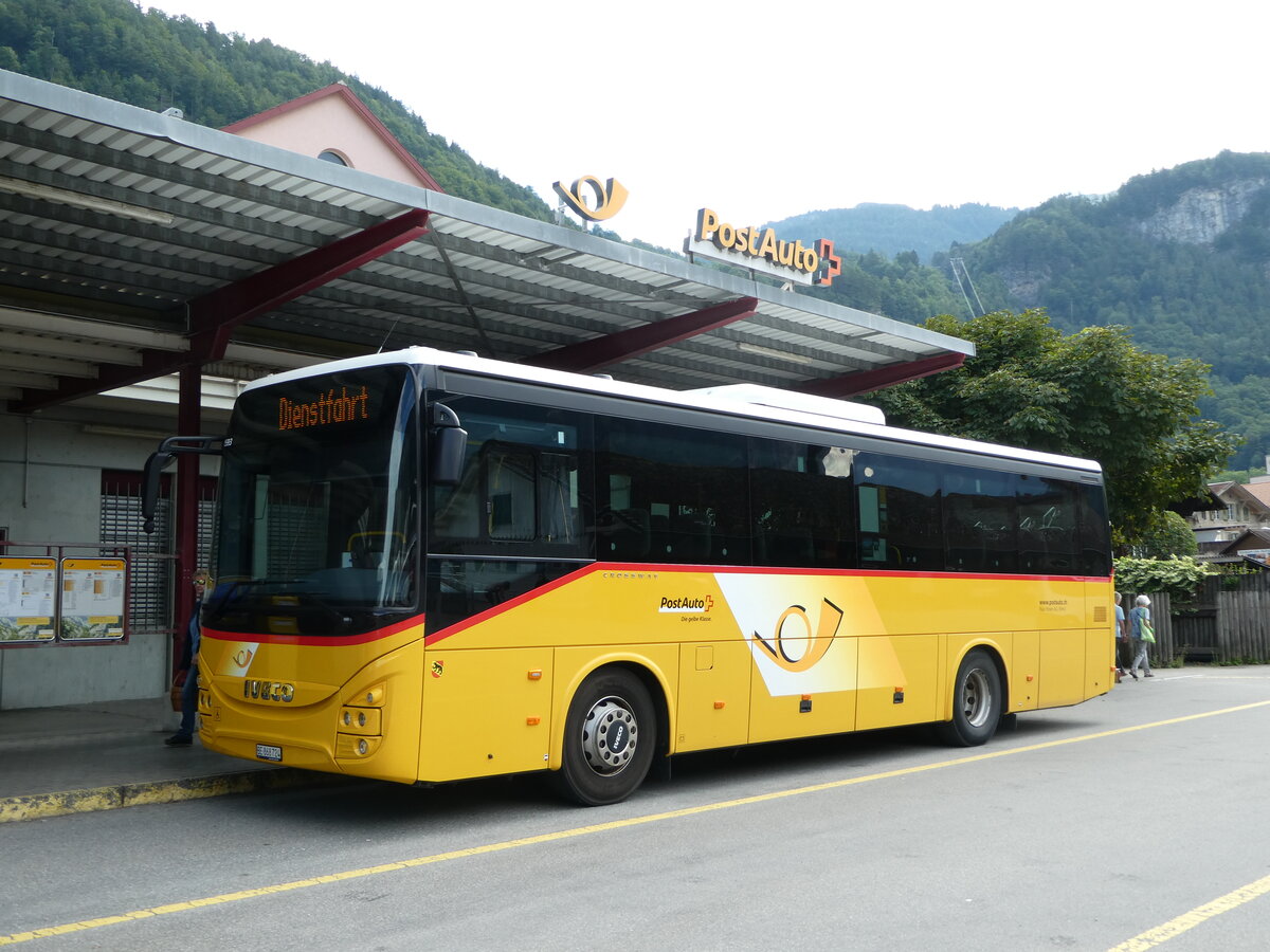 (253'113) - Flck, Brienz - Nr. 24/BE 868'724/PID 11'593 - Iveco am 29. Juli 2023 in Meiringen, Postautostation