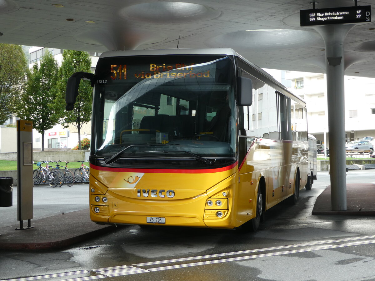 (253'168) - PostAuto Wallis - VS 704/PID 11'812 - Iveco am 30. Juli 2023 beim Bahnhof Visp