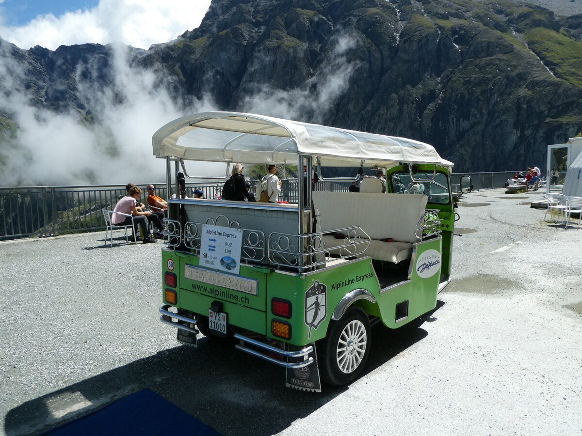 (253'198) - AlpinLine, H�r�mence - VS 11'010 - Tuk-Tuk am 30. Juli 2023 in Dixence, Staumauer