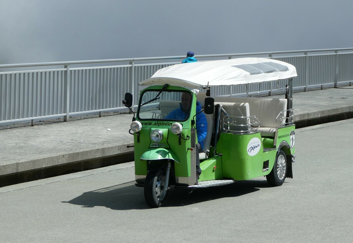 (253'206) - AlpinLine, H�r�mence - VS 11'010 - Tuk-Tuk am 30. Juli 2023 in Dixence, Staumauer