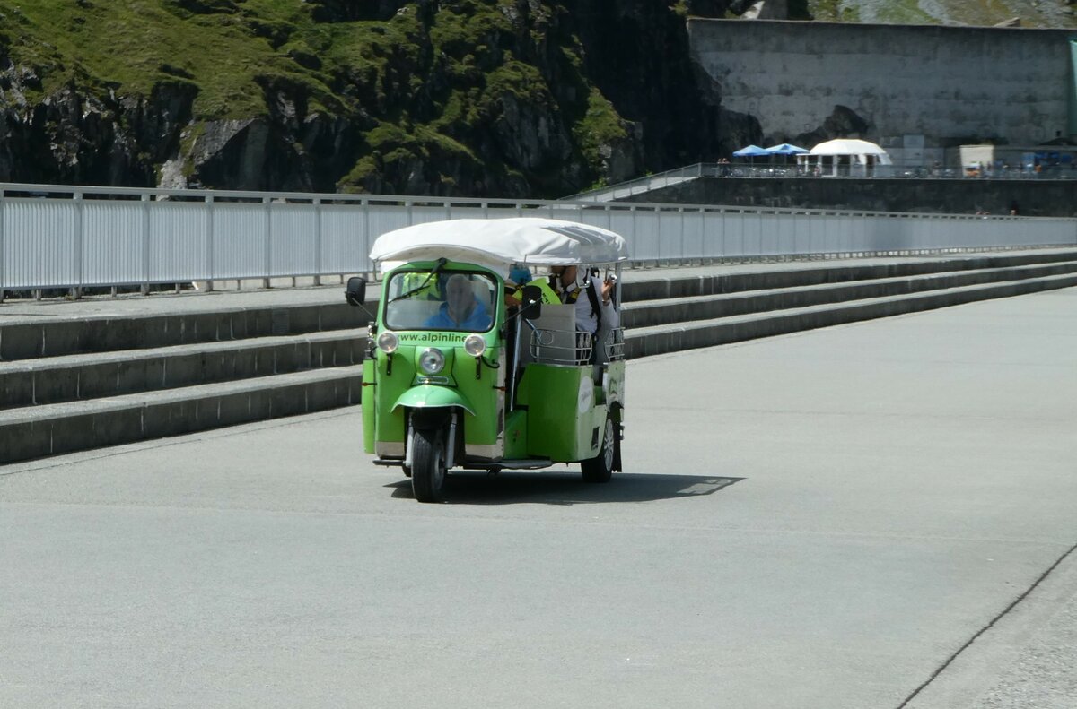 (253'215) - AlpinLine, H�r�mence - VS 11'010 - Tuk-Tuk am 30. Juli 2023 in Dixence, Staumauer