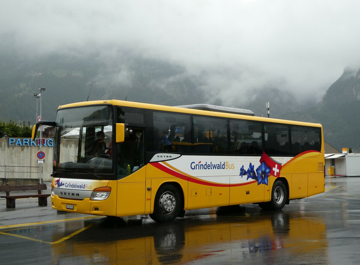 (253'386) - Grindelwaldbus, Grindelwald - Nr. 21/BE 100'930 - Setra am 5. August 2023 beim Bahnhof Grindelwald