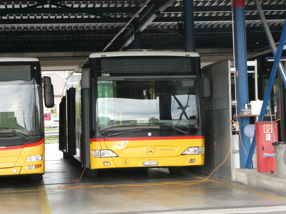 (253'671) - PostAuto Nordschweiz - BL 196'032/PID 5346 - Mercedes am 12. August 2023 in Laufen, Garage