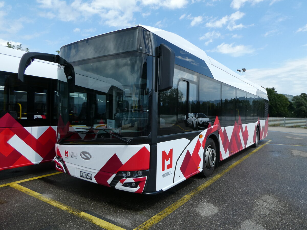 (253'701) - CarPostal Ouest - JU 36'566/PID 11'752 - Solaris am 12. August 2023 in Develier, Parkplatz