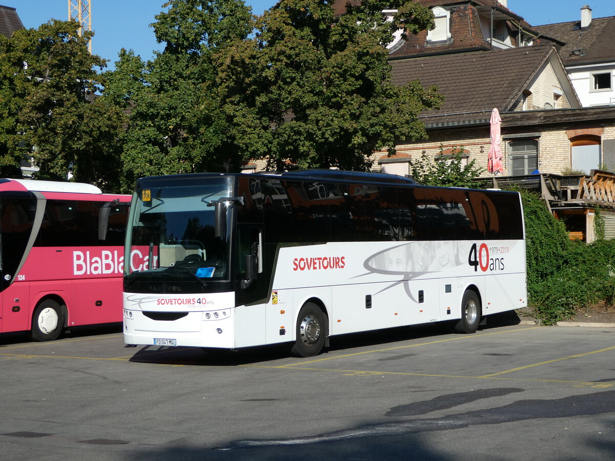 (253'900) - Aus Frankreich: Sovetours, La Roche sur Yon - FD 047 MQ - Van Hool am 19. August 2023 in Z�rich, Sihlquai