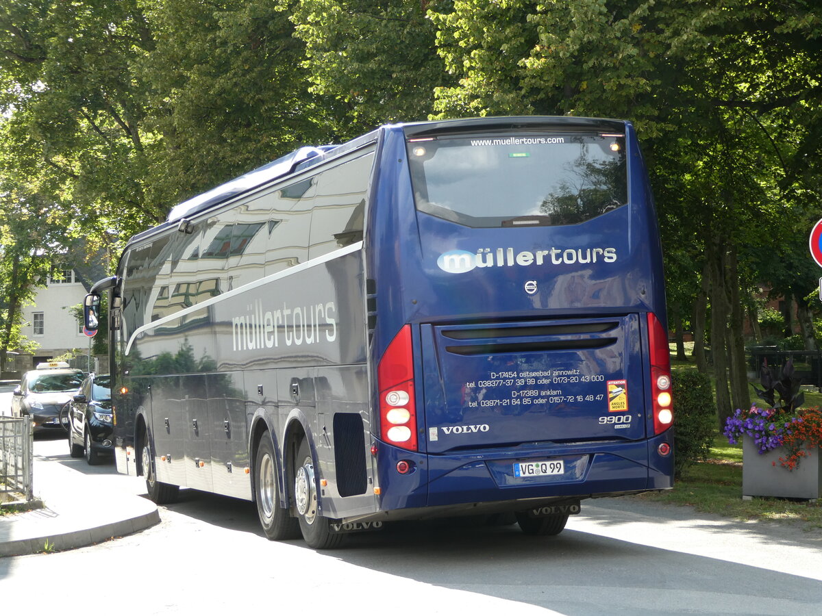 (254'473) - M�llertours, Zinnowitz - VG-Q 99 - Volvo am 31. August 2023 in Ahlbeck, Rathaus