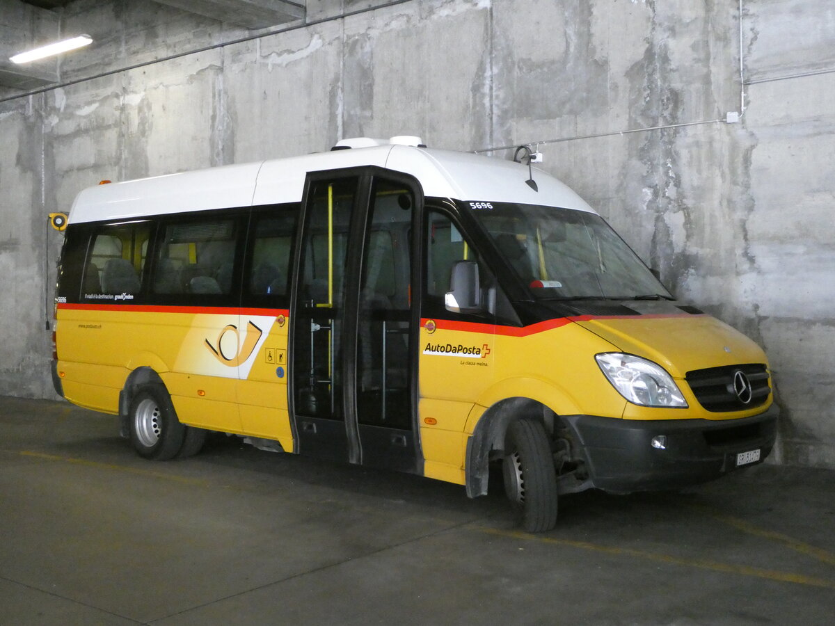 (254'911) - PostAuto Graubnden - GR 51'479/PID 5696 - Mercedes am 8. September 2023 in Thusis, Postautostation