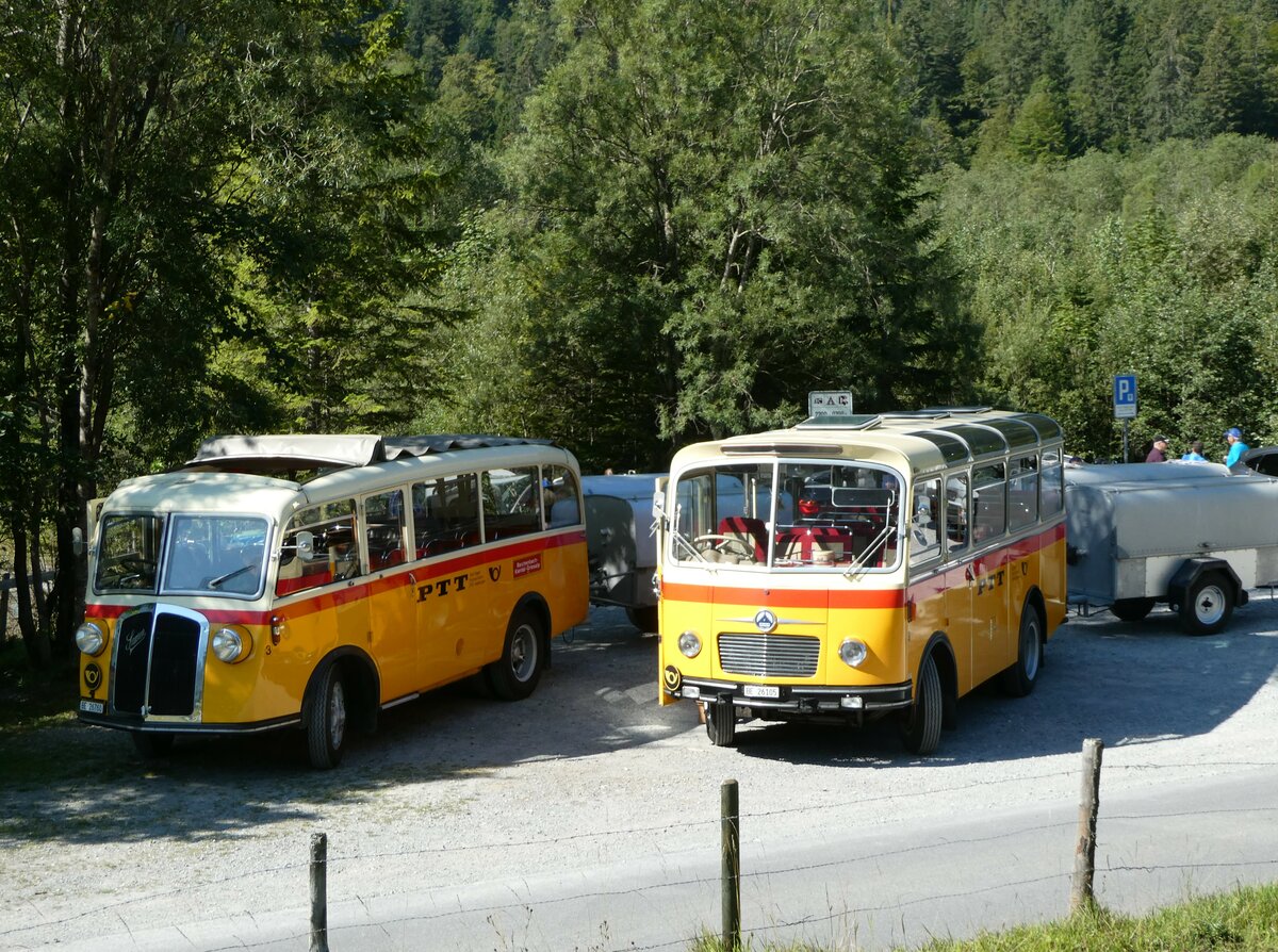 (255'058) - Schmid, Thrishaus - Nr. 3/BE 26'760 - Saurer/Gangloff (ex Geiger, Adelboden Nr. 3) + Nr. 9/BE 26'105 - Saurer/R&J (ex Geiger, Adelboden Nr. 9) am 10. September 2023 in Kiental, Tschingelsee