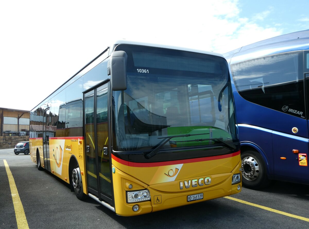 (255'212) - CarPostal Ouest - VD 146'539/PID 10'361 - Iveco am 16. September 2023 in Kerzers, Interbus