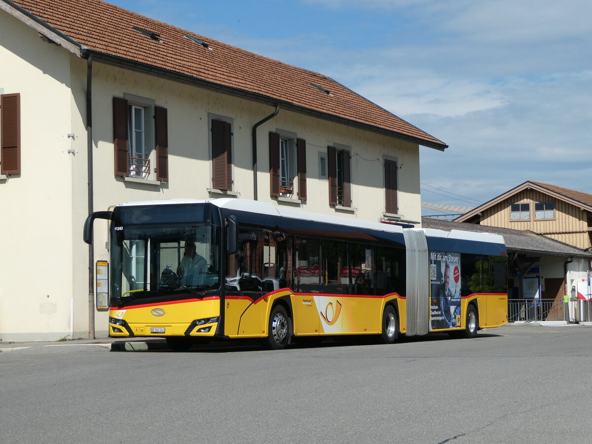 (255'219) - PostAuto Bern - Nr. 11'243/BE 562'243/PID 11'243 - Solaris am 16. September 2023 beim Bahnhof Kerzers