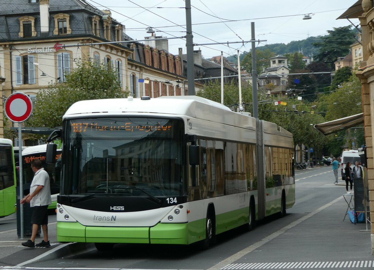 (255'233) - transN, La Chaux-de-Fonds - Nr. 134 - Hess/Hess Gelenktrolleybus (ex TN Neuch�tel Nr. 134) am 16. September 2023 in Neuch�tel, Place Pury