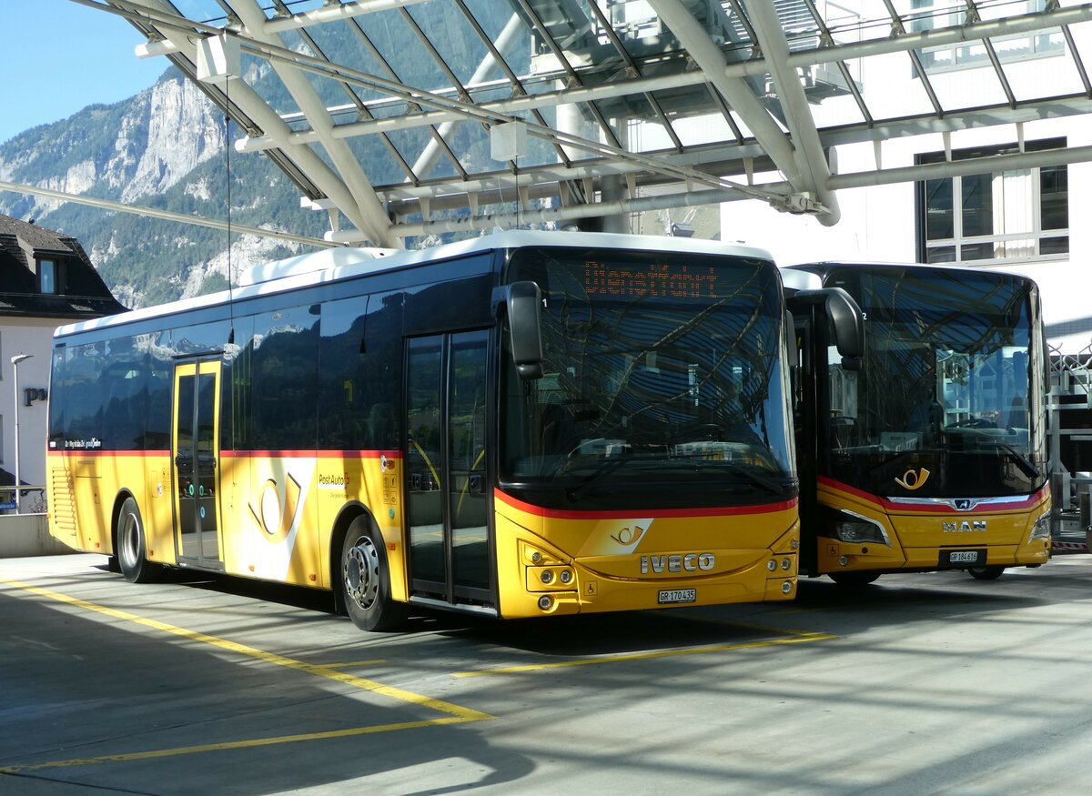 (255'582) - PostAuto Graub�nden - GR 170'435/PID 11'311 - Iveco am 26. September 2023 in Chur, Postautostation