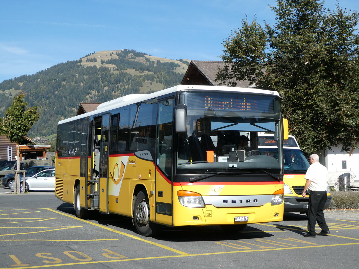 (256'075) - K�bli, Gstaad - Nr. 3/BE 330'862/PID 4535 - Setra am 12. Oktober 2023 beim Bahnhof Gstaad
