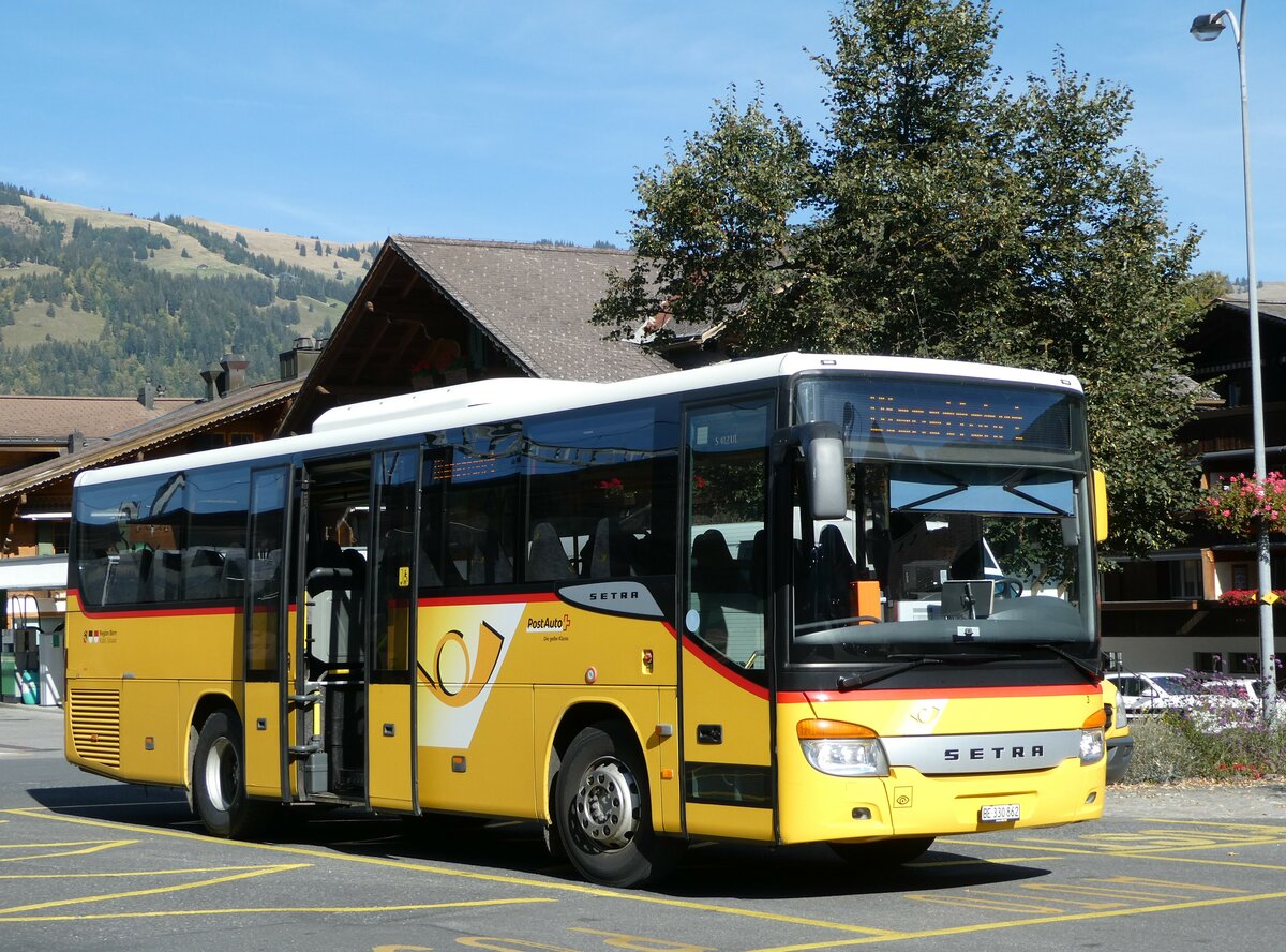(256'076) - K�bli, Gstaad - Nr. 3/BE 330'862/PID 4535 - Setra am 12. Oktober 2023 beim Bahnhof Gstaad